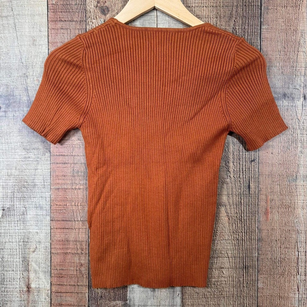 Dokotoo Ribbed Knit Fitted Short Sleeve Scoop Neck Top Rust Orange Medium NWT - Picture 4 of 5